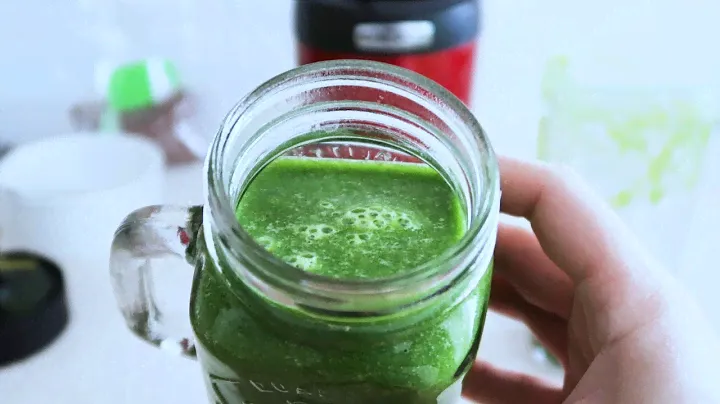 Hruškovo špenátové smoothie pripravené na smoothie mixéri SENCOR SNB 4301RD (test)